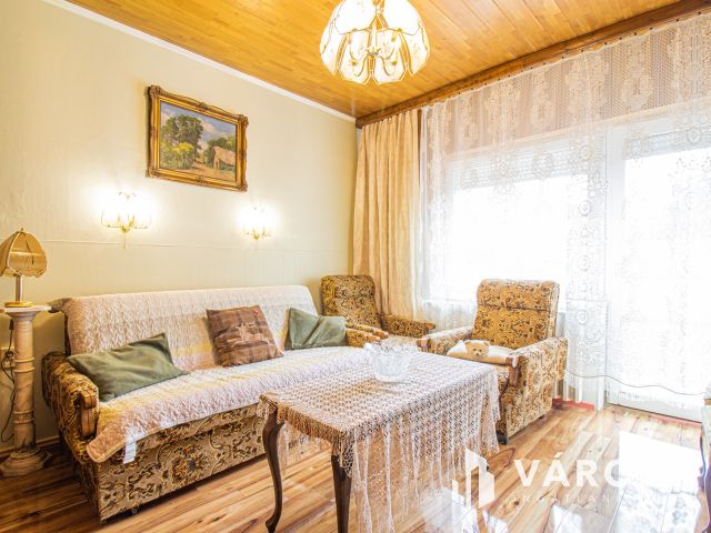 Három szintes jó állapotú családi ház dupla telken!