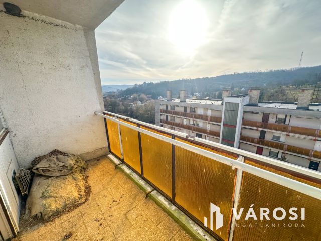 Déryné úton 2 szobás, erkélyes lakás eladó!