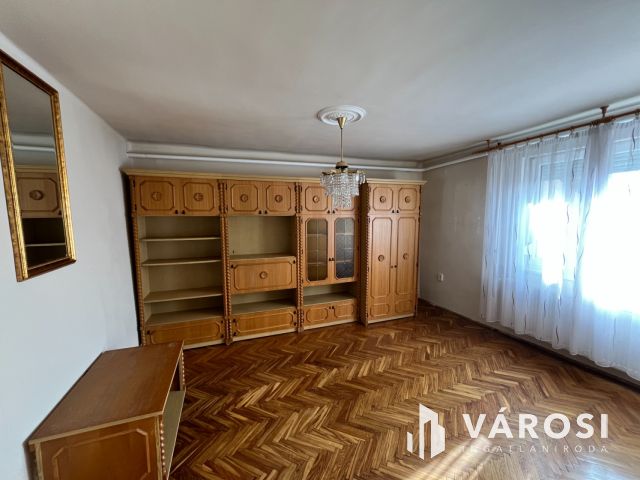 Debrecen mellett jó helyen, családi ház eladó!