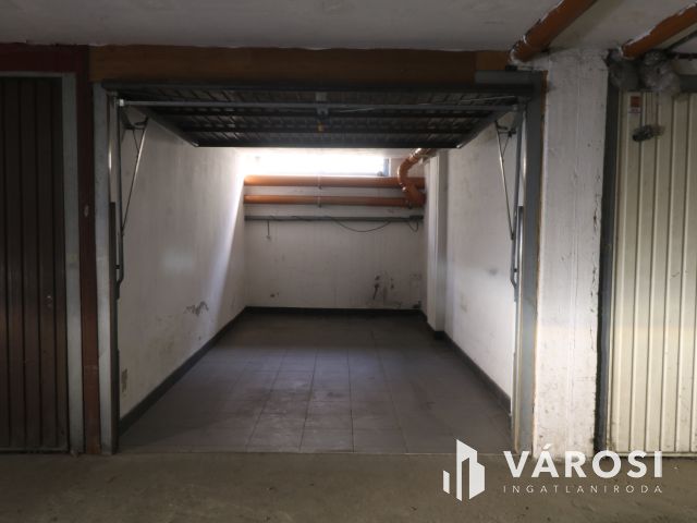 Bal fasor elején, garázs kaidó.