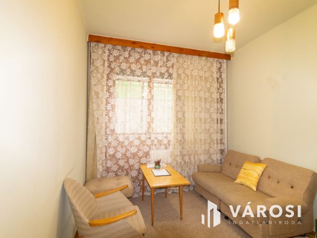 4 szintes sorházi lakás, kiadható alagsori apartmannal