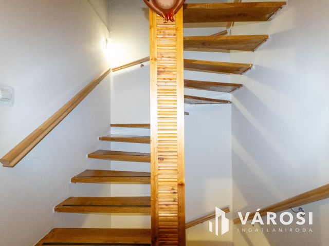 4 szintes sorházi lakás, kiadható alagsori apartmannal