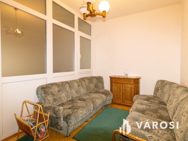 4 szintes sorházi lakás, kiadható alagsori apartmannal