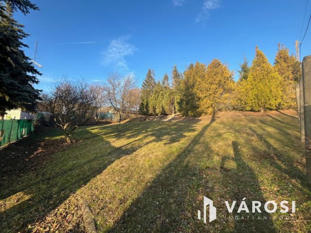 Remek elhelyezkedésű telek Pomázon!