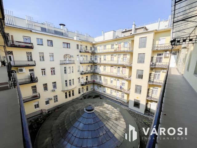 Erkélyes lakás a Rákóczi úton!