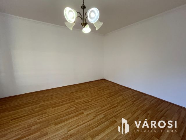 Debreceni 2 szobás jó ház, csendes kis utcában eladó!