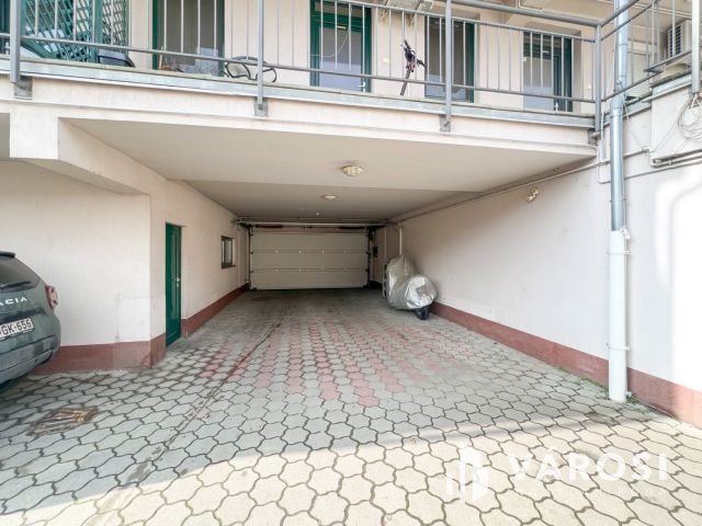 Eladó garázs a városközpontban