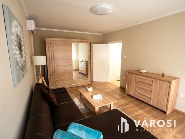 Belvárosi, prémium, liftes lakás kiadó a másodikon