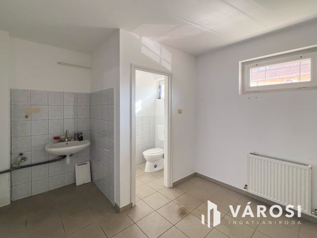 Kiadó üzlethelyiség forgalmas út mellett