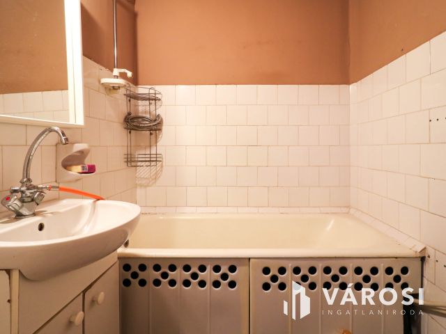 Eladó 55 m²-es, napfényes, erkélyes panel lakás Békésen