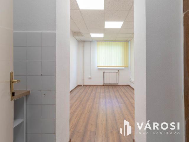 16 m2-es iroda saját minikonyhával Fáy utcai irodaépületben