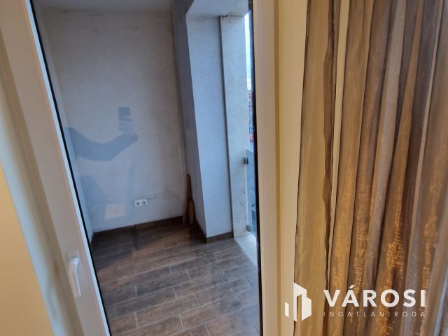Bomba helyen irodahelyiség KIADÓ, Debrecen Pláza mellett