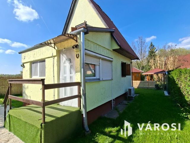Vízparti álom Tasson! Dunai panorámás nyaraló eladó