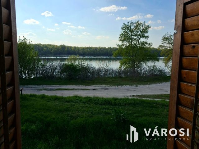 Vízparti álom Tasson! Dunai panorámás nyaraló eladó