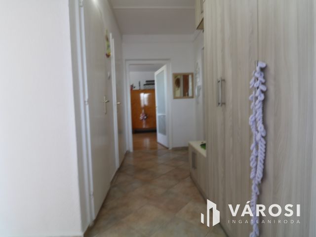 Győr-Marcalváros II-ben részben felújított 3 szobás lakás
