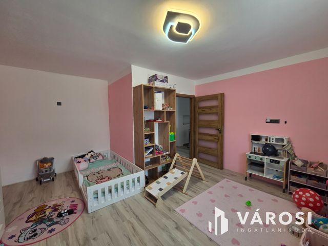 Igényes családi ház nagy telekkel eladó
