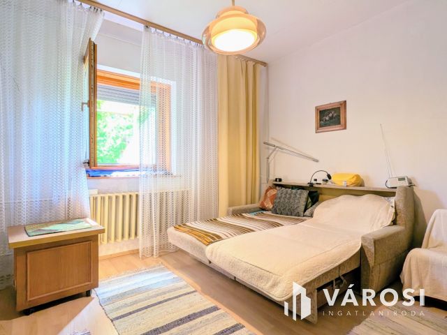 Téglaház 3 szobával, garázzsal, szép kerttel!