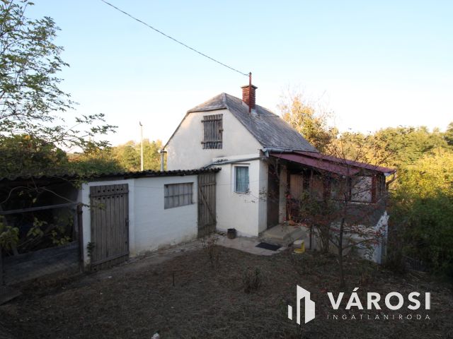 Eladó lakható hétvégi ház