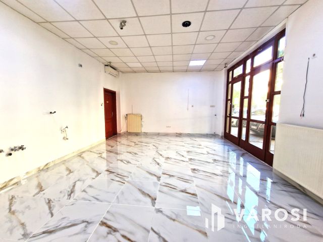 Kiadó belvárosi üzlethelyiség - garázs lehetőséggel